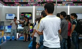 Khách hàng đang trải nghiệm tính năng điều khiển từ xa bằng tay của Tivi TCL