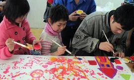 Những bức vẽ của các em nhỏ tự kỷ được scan, số hoá, thiết kế lại bởi đội ngũ designer của Tòhe và dùng làm họa tiết trang trí in trên các sản phẩm thời trang, lifestyle như: túi, ví, phụ kiện du lịch, phụ kiện công nghệ, đồ trang trí gia đình, đồ chơi tr