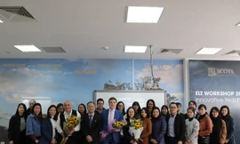 Các diễn giả chụp ảnh cùng BTC và các khách mời