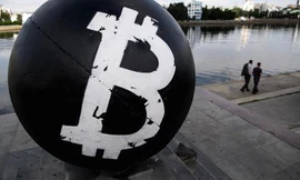 Biểu tượng Bitcoin trên một quả cầu bằng đá sơn đen đặt trên một quảng trường ở thành phố Yekaterinburg, Nga - Ảnh: TASS/CNBC.