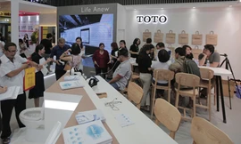 Khách tham quan gian hàng của TOTO Việt Nam tại triển lãm VIETBUILD TP.HCM 2017. Ảnh: MINH QUỐC
