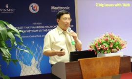 GS.TS.BS Võ Thành Nhân trao đổi chuyên môn tại một hội nghị quốc tế về phương pháp thay van động mạch chủ qua da (TAVI)
