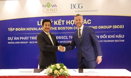 Ông Bùi Thành Nhơn – Chủ tịch Tập đoàn Novaland và Ông Christopher Lewis Malone – Giám đốc Phát triển Kinh tế Toàn cầu của BCG ký kết hợp tác dự án “Phát triển du lịch Đồng bằng sông Cửu Long thích ứng biến đổi khí hậu”.