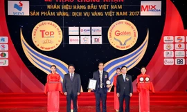 Ông Nguyễn Thế Vinh – Phó TGĐ Tập đoàn GFS nhận biểu trưng vinh danh tại sự kiện