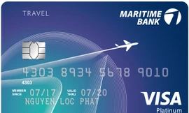 Đại diện Maritime Bank, ông Nguyễn Hữu Quang, Giám đốc Trung tâm Thẻ Maritime Bank nhận cúp từ Visa