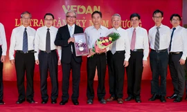 Ban Giám Đốc Vedan trao tặng tranh hoa lan bằng vàng cho ông Võ Thạch Cẩn