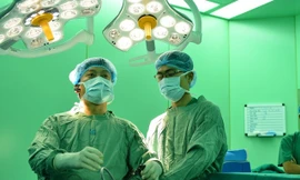 TS-BS Long đang phẫu thuật nội soi dạ dày cho bệnh nhân. Ảnh: NP