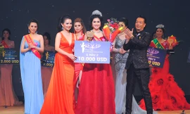 Á hậu Nguyễn Thị Hòa trong phút đăng quang và chụp ảnh cùng Á khôi Bảo Châu