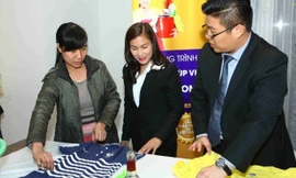 Ông Ng Di Hui, chuyên gia cao cấp người Singapore đang hướng dẫn học viên gấp quần áo sao cho hiệu quả và đúng cách.