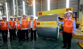 Lãnh đạo Tập đoàn Hoa Sen và lãnh đạo tỉnh Nghệ An bên cuộn tôn thương phẩm đầu tiên của Nhà máy Hoa Sen Nghệ An Đông Hồi. 