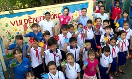 Mylux cùng các em nhỏ chung tay trang trí cổng trường