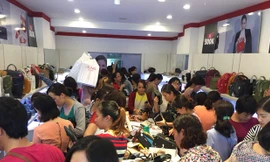 Đằng sau dòng người chen chân mua giày 200.000 nghìn của Juno