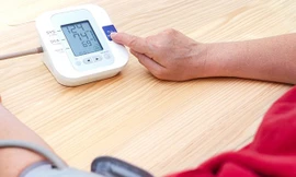 Kiểm tra huyết áp ở cổ tay hay bắp tay sẽ tốt nhất?