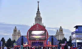 Cổ động viên khắp nơi đổ về những khu Fanfest để hoà chung không khí bóng đá (Ảnh Minh Nam)