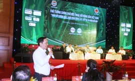 Phó Thống đốc Đào Minh Tú trao đổi với các đại biểu tại Hội nghị