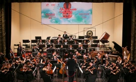Dàn nhạc giao hưởng Việt Nam dưới sự chỉ huy của nhạc trưởng Honna Tetsuji