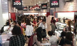 Đông đảo chị em đã có mặt tại các cửa hàng của Juno trong ngày đầu khuyến mãi để lựa chọn những món hàng mình yêu thích