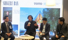 KTS Shigeru Ban (giữa) nổi tiếng với những công trình sáng tạo từ ống giấy lần đầu đến Việt Nam 