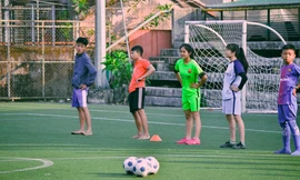 Bốn bạn Dự, Hoàng, Ánh, Hường trong một buổi luyện tập bóng đá