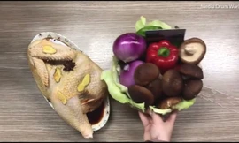 ‘Chị đại công sở’ nướng gà trong chậu cây thơm lừng cả văn phòng