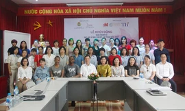 Đại diện BTC, nhà tài trợ, đơn vị đồng hành, khách mời (hàng 1) và các cán bộ đến từ doanh nghiệp các KCN tại Lễ khởi động