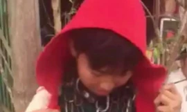 Xôn xao clip bé trai bị xích cổ vì trộm tiền vàng bán chơi game