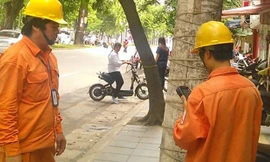 Nhân viên điện lực chỉ đứng dưới chân cột điện... là có thể ghi chỉ số điện chính xác.