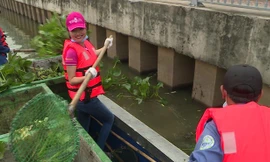 Kiều Vỹ tham gia dọn vệ sinh trên kênh Thị Nghè cùng công nhân vệ sinh