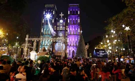 Đêm Giáng sinh, nhiều con đường quanh các nhà thờ hay trên phố đi bộ Hồ Gươm (Hà Nội) chật kín người đêm Noel từ chập tối, mọi ngả đường đến Nhà thờ Lớn đều tắc nghẽn