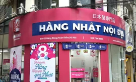 Không khí mua sắm dịp 8/3 đang ngập tràn ngoài phố với những ưu đãi hấp dẫn