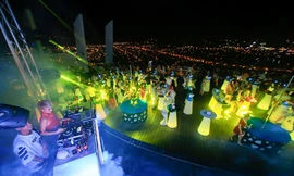 Khám phá bữa tiệc lấp lánh đêm Noel ở sky bar cao nhất Đà Nẵng