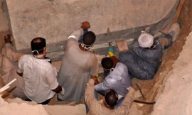 Chiếc quan tài được khai quật từ đầu tháng 7. (Ảnh: EPA)