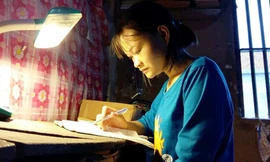 Theo giấy hẹn, ngày 18/8 này Thúy sẽ phải vào Trường Đại học Y Khoa Vinh làm thủ tục nhập học, nhưng chị Thu (mẹ của Thúy) không một xu dính túi.