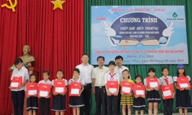 Vedan trao học bổng ‘Tiếp sức đến trường’ cho học sinh xã Phước Thái 