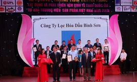 Đại diện BSR nhận giải thưởng “Nhà máy xanh thân thiện” năm 2018