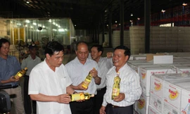 Bộ trưởng Nguyễn Xuân Cường (trái) khảo sát dây chuyền dầu ăn cao cấp Ranee