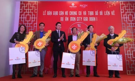 Ông Nguyễn Anh Tuấn, Phó Chủ tịch Hội đồng Quản trị HD Mon Holdings tại lễ bàn giao căn hộ và trao sổ đỏ cho cư dân