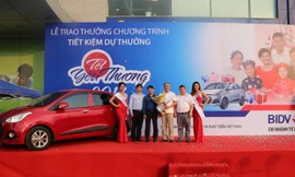 Ông Hoàng Yên Bình nhận giải 500 triệu đồng từ BIDV 