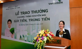Bà Nguyễn Thị Thêu – Giám đốc Vietcombank Hải Dương phát biểu chúc mừng khách hàng trúng giải Đặc biệt