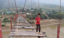 Học sinh vẫn qua lại trên cầu treo bản Lát dù cầu đã hư hỏng nghiêm trọng