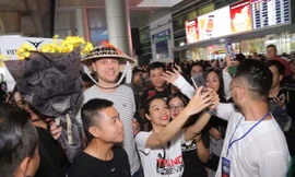 Amrin van Buuren được đông đảo fan vây quanh tặng hoa chào đón tại sân bay 