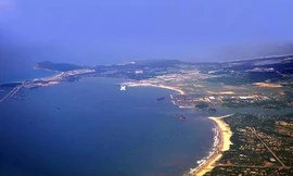 Vịnh Dung Quất - nơi tàu cổ đắm được phát hiện (đánh dấu x) - Ảnh: Nguoilambao.vn