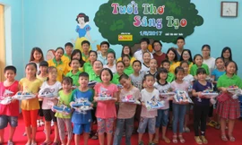 Các tình nguyện viên iStar tặng quà cho các bé tại Nhà nuôi dưỡng trẻ HN Đống Đa