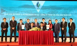 Lãnh đạo NSRP và Tổng thầu JGCS ký kết mốc sẵn sàng khởi động Nhà máy Lọc hóa dầu Nghi Sơn