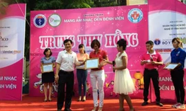 Đại diện Pico nhận thư cảm ơn từ Ông Phạm Nhật An – Phó GĐ Viện nhi TW