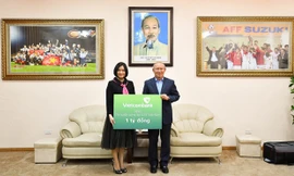 Bà Phùng Nguyễn Hải Yến – Phó Tổng Giám đốc trao số tiền 1 tỷ đồng của Vietcombank tặng đội tuyển bóng đá U23 Việt Nam cho đại diện đội tuyển - ông Park Hang Seo, Huấn luyện viên trưởng