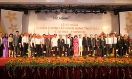 Các vị quan khách chụp ảnh lưu niệm cùng lãnh đạo Ngân hàng Bắc Á