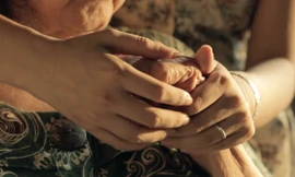 Tuổi già của cha mẹ không đợi chúng ta!