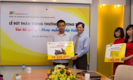 Ông Dương Quang Khánh - Phó Tổng Giám đốc VietinAviva trao giải nhất cho ông Nguyễn Văn Cường 