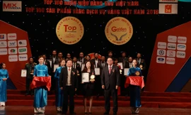 Bà Hà Vũ Thanh Hiền, Giám đốc Marketing tập đoàn Tân Á Đại Thành nhận giải từ Ban tổ chức